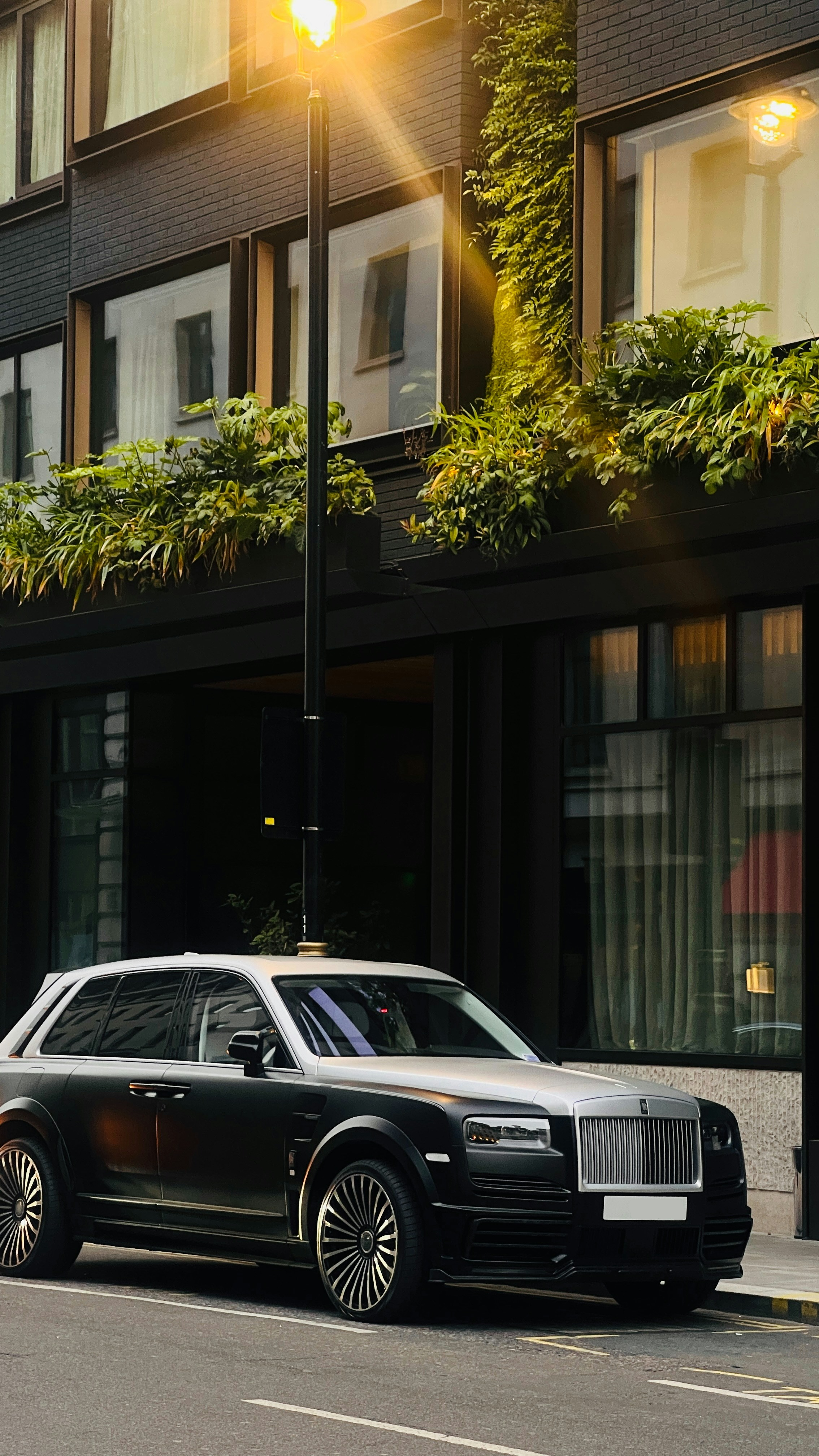 rolls royce chauffeur car for vip